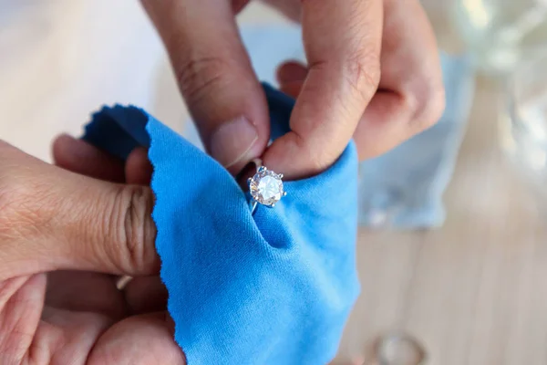 Anillo Diamantes Joyería Para Pulir Limpiar Mano Con Tela Micro —  Fotos de Stock