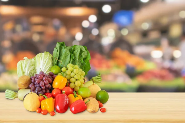 Produto Compras Tampo Mesa Madeira Com Borrão Abstrato Frutas Coloridas — Fotografia de Stock