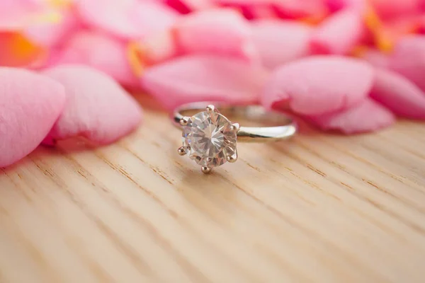 Bijoux Bague Diamant Sur Table Bois Avec Beau Fond Pétale — Photo