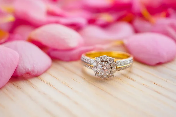 Anillo Diamantes Joyería Mesa Madera Con Hermoso Fondo Rosa Pétalo — Foto de Stock