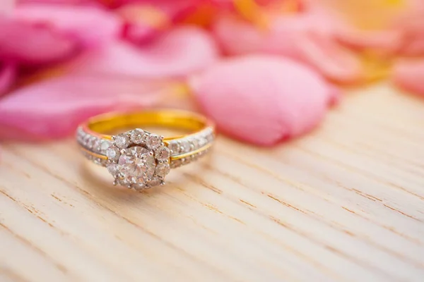 Anillo Diamantes Joyería Mesa Madera Con Hermoso Fondo Rosa Pétalo — Foto de Stock