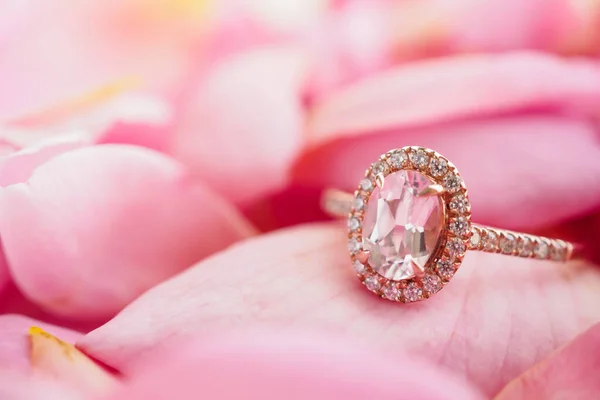 Joyería Anillo Diamantes Rosa Sobre Hermoso Fondo Pétalo Rosa Cerca — Foto de Stock