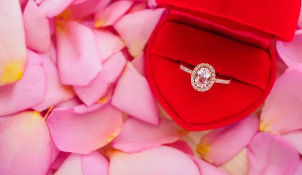 Elegante Anillo Diamantes Boda Caja Joyería Corazón Rojo Sobre Hermoso — Foto de Stock