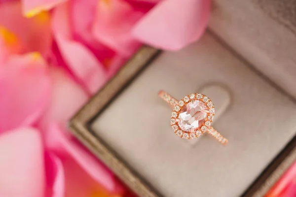 美しいピンクのバラの花びらの背景の上の宝石箱のエレガントな結婚指輪 — ストック写真