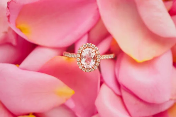 Schmuck Rosa Diamantring Auf Schönen Rosenblatt Hintergrund Nahaufnahme — Stockfoto