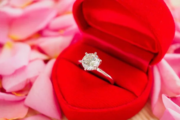 Elegante Hochzeit Diamantring Rotem Herz Schmuckschatulle Auf Schönen Rosa Rosenblatt — Stockfoto