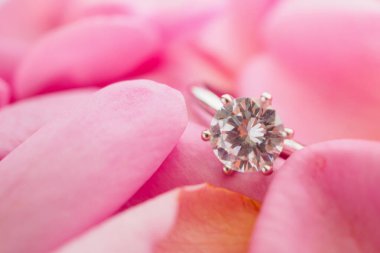 Güzel pembe gül yapraklı elmas yüzük. Yakın plan.