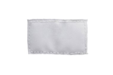 Beyaz arkaplanda izole edilmiş boş tekstil kıyafet etiketi