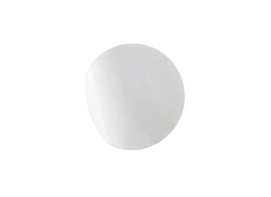 Beyaz arkaplanda kırpma yolu ile izole edilmiş boş beyaz daire kağıt etiketi