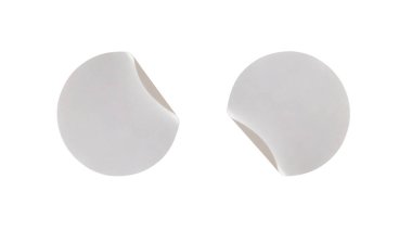 Beyaz arkaplanda kırpma yolu ile izole edilmiş boş beyaz daire kağıt etiketi