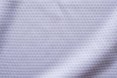 Beyaz kumaşlı spor giyimli futbol forması, hava ağı desenli.