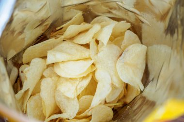 Patates cipsi açık büfede. Yakın çekim.