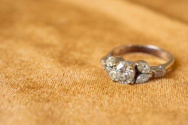 Altın kumaşlı elmas yüzük. Yakın plan.