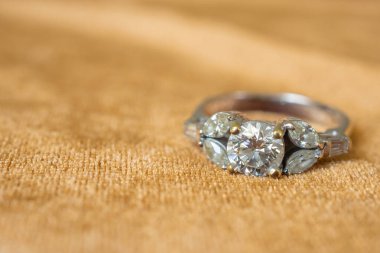 Altın kumaşlı elmas yüzük. Yakın plan.