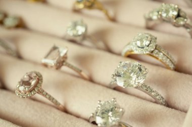 Mücevher elmas yüzükler ve küpeler kutuda.