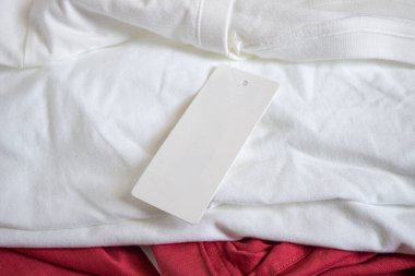 Beyaz tişörtte boş fiyat etiketi