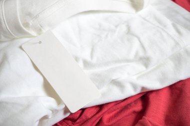 Beyaz tişörtte boş fiyat etiketi