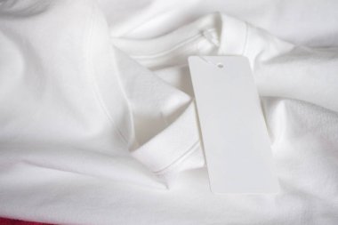 Beyaz tişörtte boş fiyat etiketi