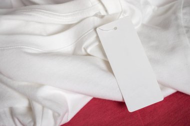 Beyaz tişörtte boş fiyat etiketi