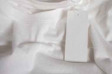 Beyaz tişörtte boş fiyat etiketi