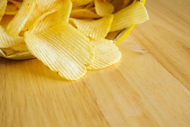 Tahta masada patates cipsi açık.