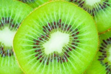 Taze kivi meyvesi dilimleri yakın makro arkaplan