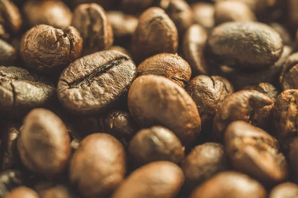 Kavrulmuş kahve çekirdekleri yakın plan.