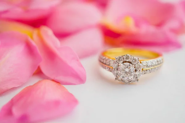 Anillo Diamantes Joyería Sobre Fondo Blanco Con Hermoso Pétalo Rosa — Foto de Stock