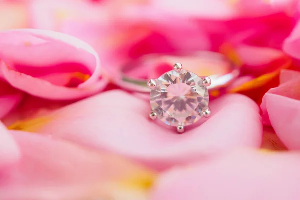 Schmuck Diamantring Auf Schönen Rosa Rosenblatt Hintergrund Nahaufnahme — Stockfoto