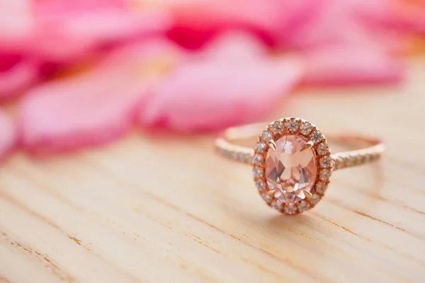 Κολιέ Ροζ Διαμαντένιο Δαχτυλίδι Ξύλινο Τραπέζι Όμορφο Ροζ Πέταλο Φόντο — Φωτογραφία Αρχείου