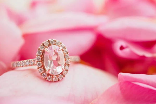 아름다운 꽃잎의 배경에 보석같은 분홍색 다이아몬드 반지가 가까이 — 스톡 사진