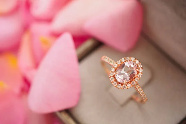 Elegantní Svatební Diamantový Prsten Šperkovnici Krásné Růžové Růže Okvětní Lístek — Stock fotografie