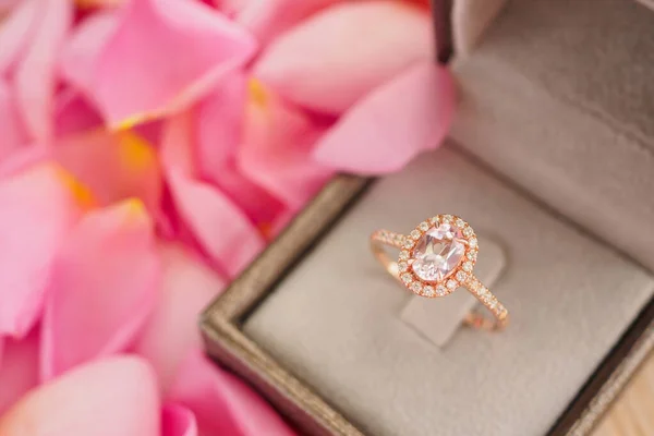 Κομψό Δαχτυλίδι Γάμου Διαμάντι Κουτί Κοσμήματα Όμορφο Ροζ Τριαντάφυλλο Πέταλο — Φωτογραφία Αρχείου