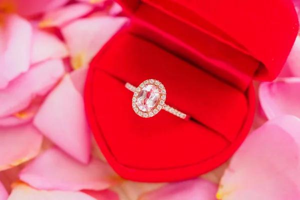 Elegante Anillo Diamantes Boda Caja Joyería Corazón Rojo Sobre Hermoso — Foto de Stock
