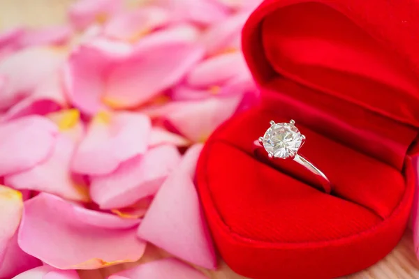 Елегантне Весільне Діамантове Кільце Червоній Коробці Ювелірних Виробів Красивому Рожевому — стокове фото
