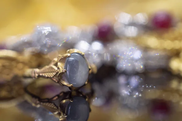 Ouro Vintage Jóias Anéis Safira Azul Com Reflexão Sobre Fundo — Fotografia de Stock