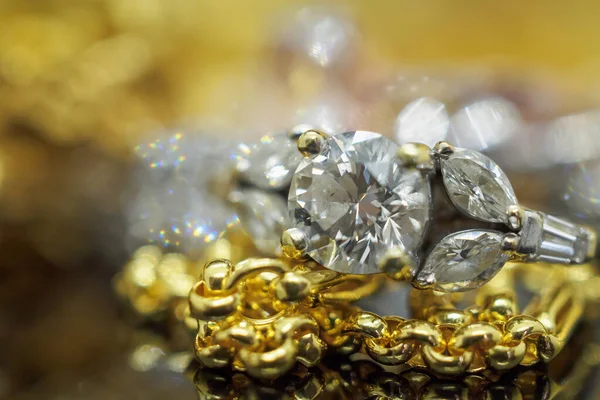 Ouro Luxo Anéis Diamantes Jóias Com Reflexão Sobre Fundo Preto — Fotografia de Stock