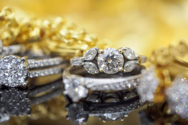 Joyas Oro Lujo Anillos Diamantes Con Reflexión Sobre Fondo Negro —  Fotos de Stock