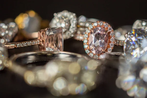 Siyah arkaplanda mücevher yüzükleri. Yakın plan.