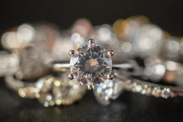 Biżuteria Diamentowe Pierścienie Zestaw Czarnym Tle Zbliżenie — Zdjęcie stockowe
