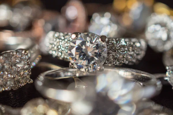 Joyas Anillos Diamantes Engastados Sobre Fondo Negro Cerca —  Fotos de Stock