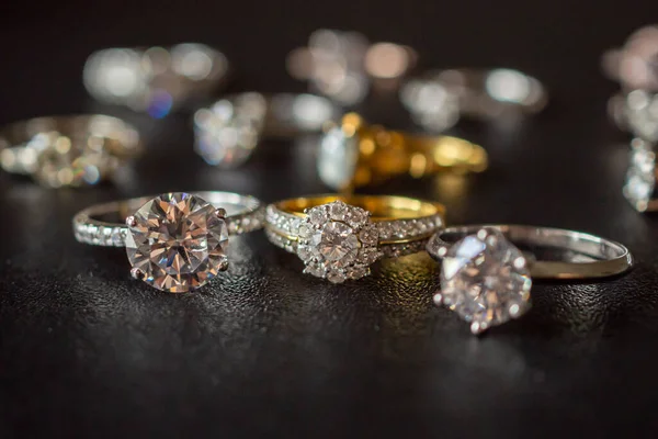 Joyas Anillos Diamantes Engastados Sobre Fondo Negro Cerca —  Fotos de Stock