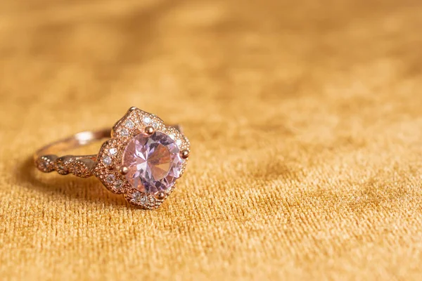 Smycken Rosa Diamant Ring Gyllene Tyg Bakgrund Närbild — Stockfoto