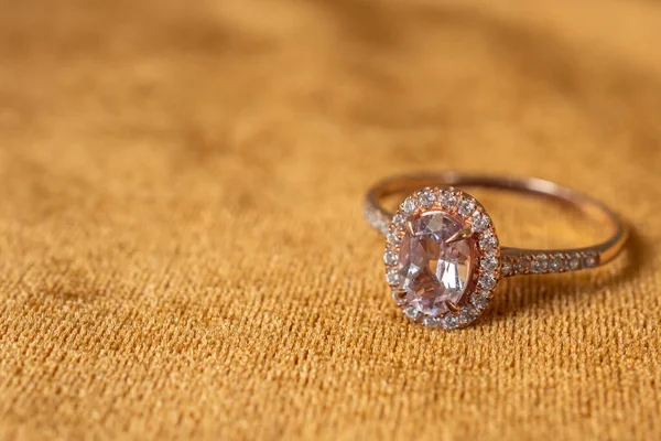 Šperky Růžový Diamantový Prsten Zlaté Tkaniny Pozadí Zblízka — Stock fotografie