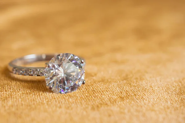 Smycken Diamant Ring Gyllene Tyg Bakgrund Närbild — Stockfoto