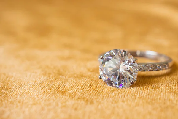 Altın kumaşlı elmas yüzük. Yakın plan.
