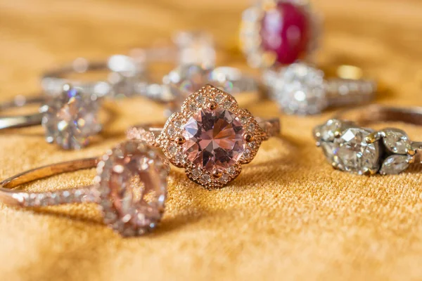 Κοσμήματα Ροζ Διαμαντένια Δαχτυλίδια Χρυσό Φόντο Ύφασμα Από Κοντά — Φωτογραφία Αρχείου