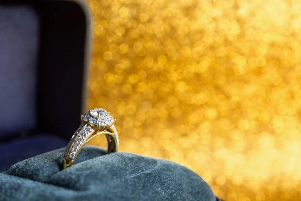 Bijoux Bague Diamant Dans Une Boîte Cadeau Avec Paillettes Abstraites — Photo