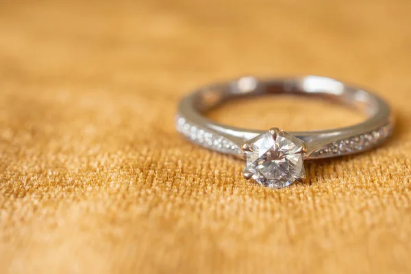 Sieraden Diamanten Ring Gouden Stof Achtergrond Close — Stockfoto