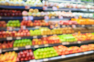 Bakkalda rafta duran soyut, bulanık, taze organik meyveler.